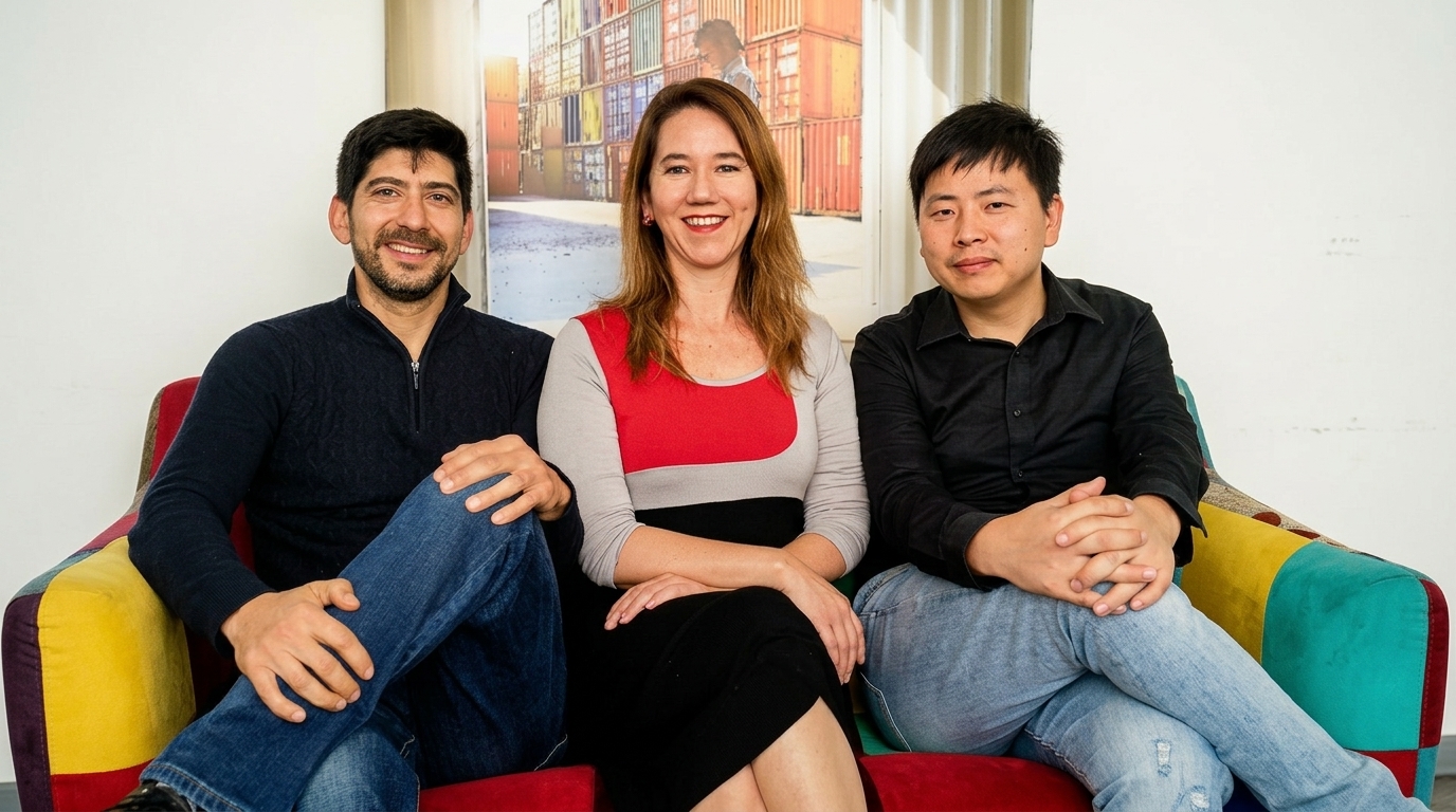 Socios de Mutual Trade juntos en sus oficinas