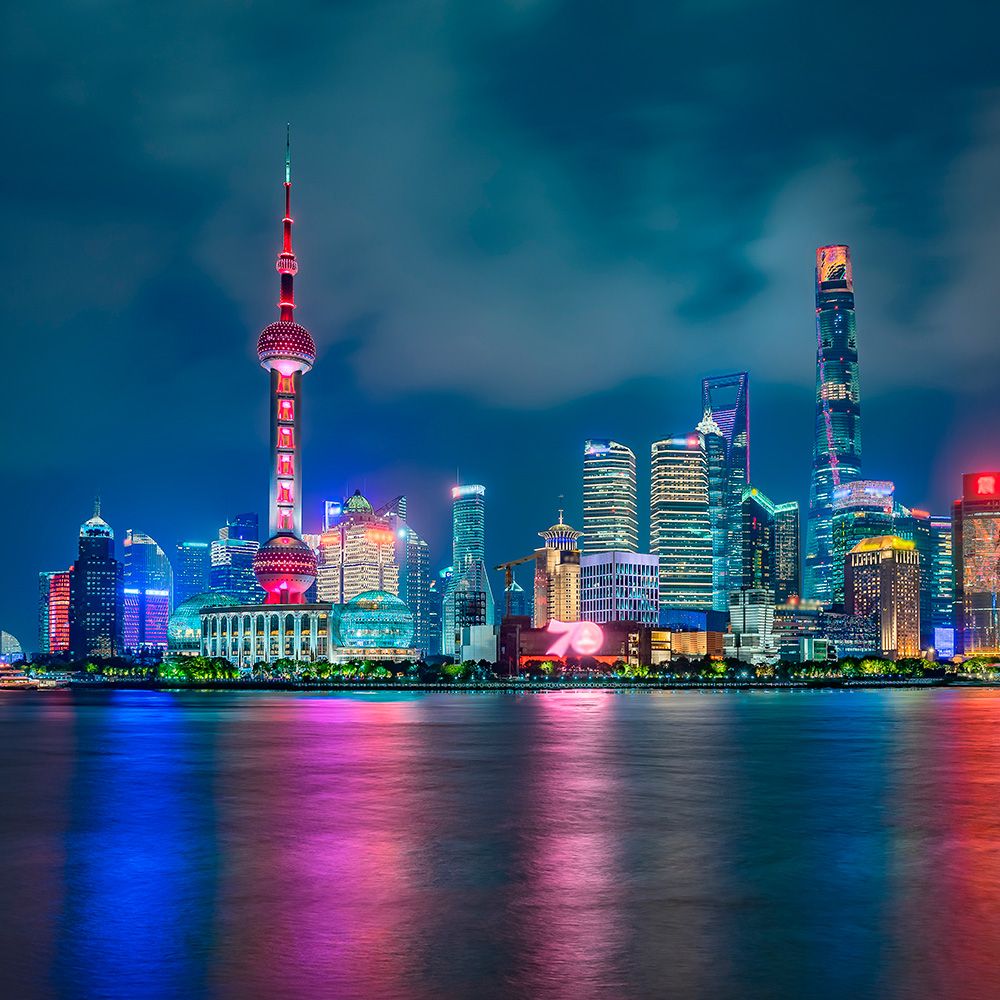 Skyline nocturno de Shanghái iluminado desde el río Huangpu